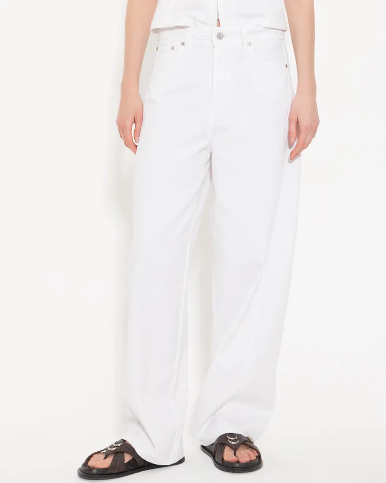 Pantalón slouchy blanco, diseño con cortes y silueta relajada de Jazmin Chebar en Pantalones para argentina