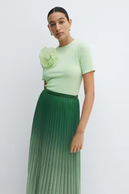 Camiseta detalle maxi flor de Mango en Remeras para argentina