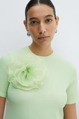 Camiseta detalle maxi flor de Mango en Remeras para argentina