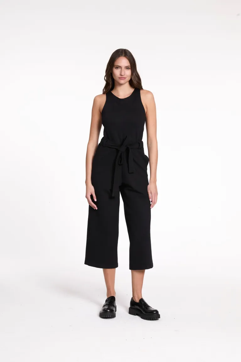 Elegante mono negro de corte recto con cintura elástica y cinturón de Justaosadia en Monos para argentina