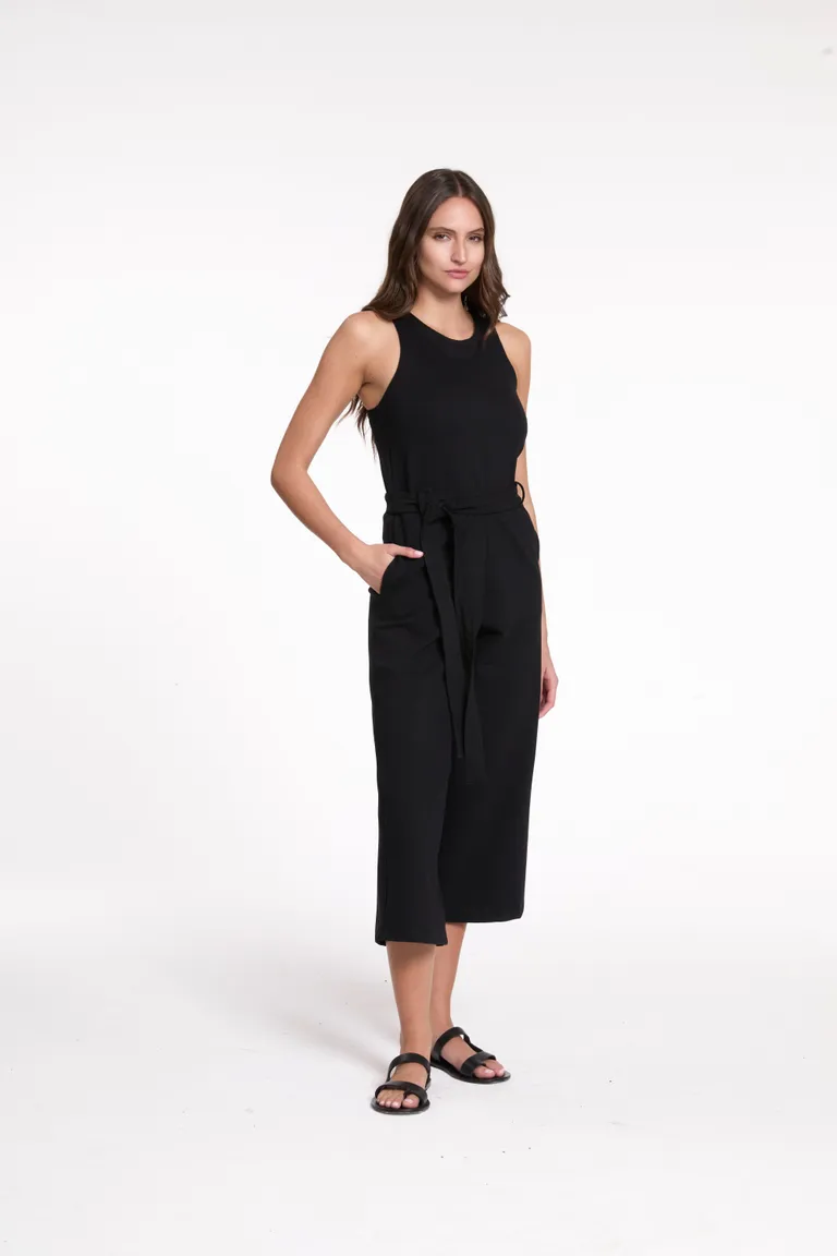Elegante mono negro de corte recto con cintura elástica y cinturón de Justaosadia en Monos para argentina
