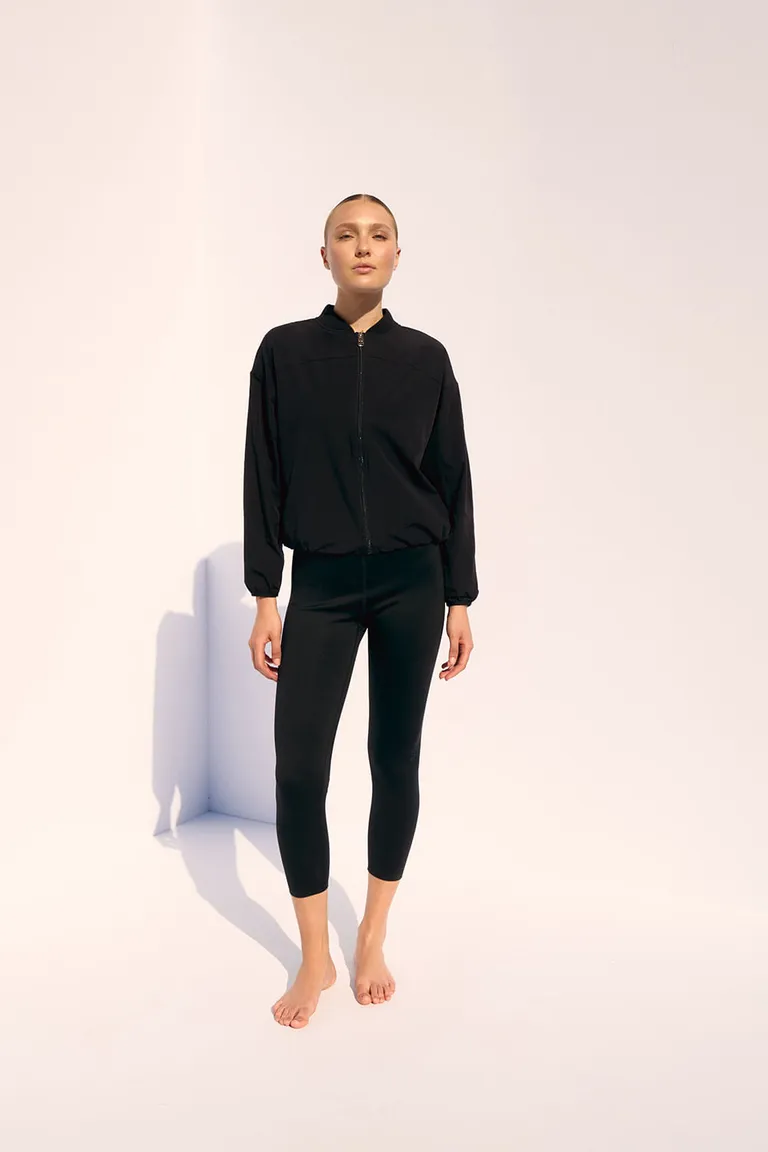 Chaqueta de diseño moderno con cierre y cuello tejido, perfecta para un look urbano y deportivo de Portsaid en Chaquetas para argentina