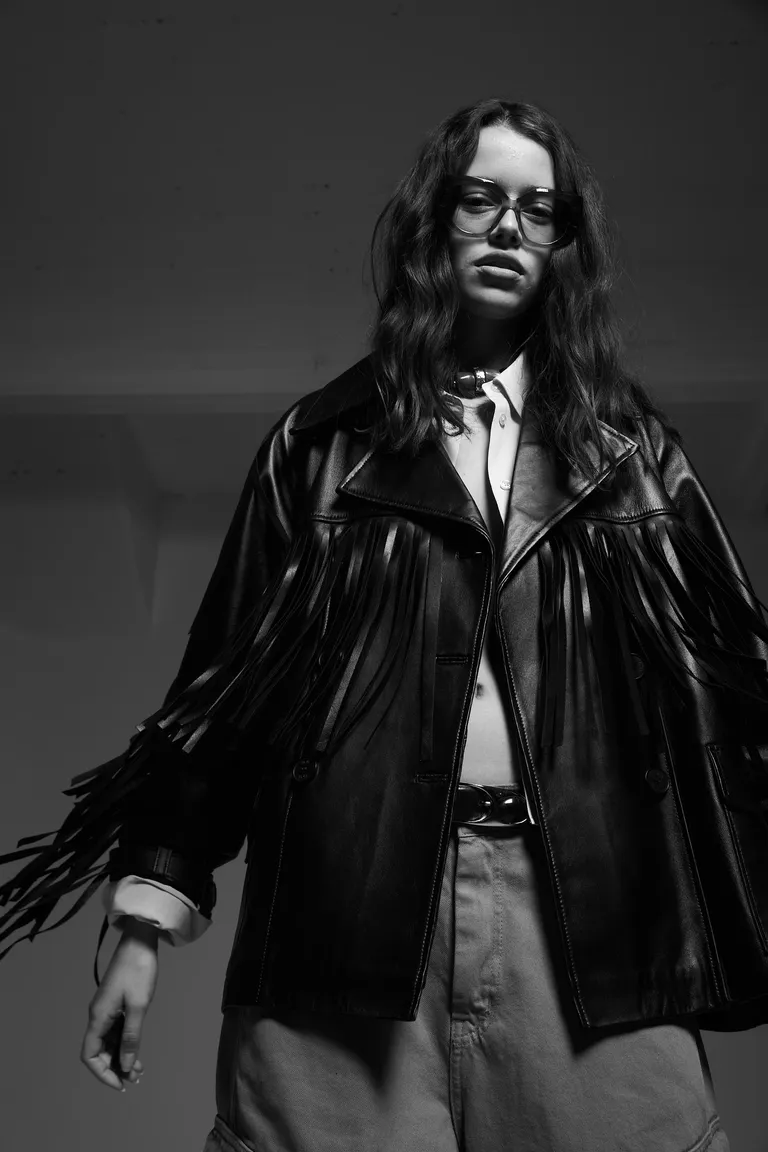 Chaqueta de cuero con flecos negra, una prenda versátil y de gran estilo de Maria Cher en Chaquetas para argentina