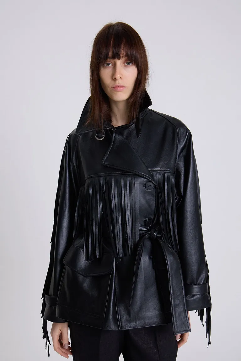 Chaqueta de cuero con flecos negra, una prenda versátil y de gran estilo de Maria Cher en Chaquetas para argentina