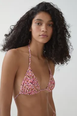 Top bikini floral de Mango en Swimwear y Beachwear para argentina