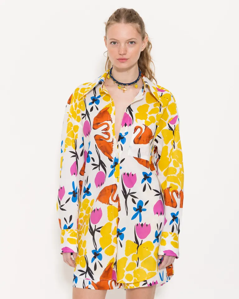 Camisa amplia y estampada con ilustraciones en colores vibrantes y detalles sofisticados de Jazmin Chebar en Camisas para argentina