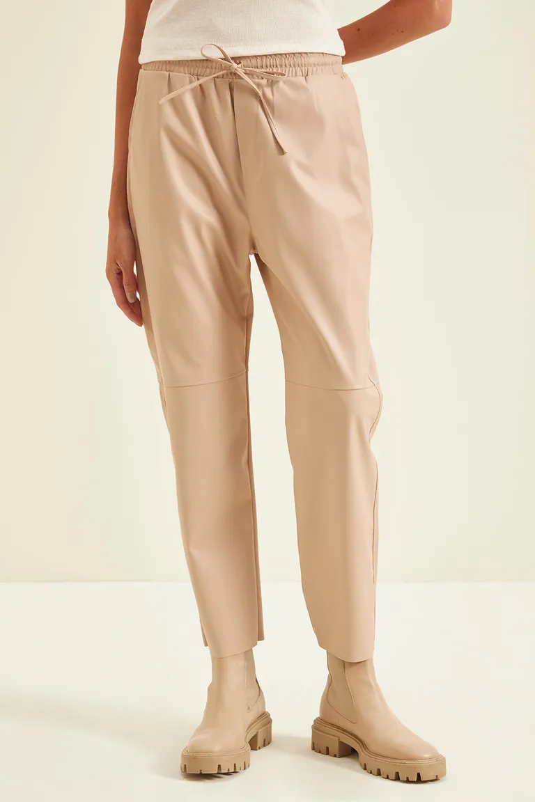 Pantalón babucha de tiro medio con cintura elastizada, bolsillos laterales y cierre mediante cordón de ajuste de Cuesta Blanca en Pantalones para argentina