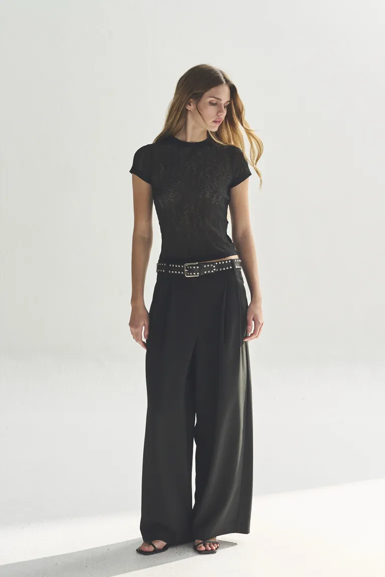 Remera negra de corte recto y mangas cortas para mujer de Akiabara en Remeras para argentina