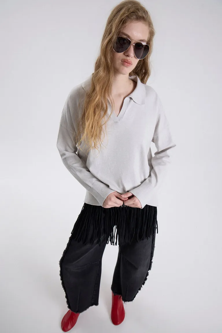 Sweater con cuello polo y escote abierto de calce relajado de Maria Cher en Buzos y Sweaters para argentina