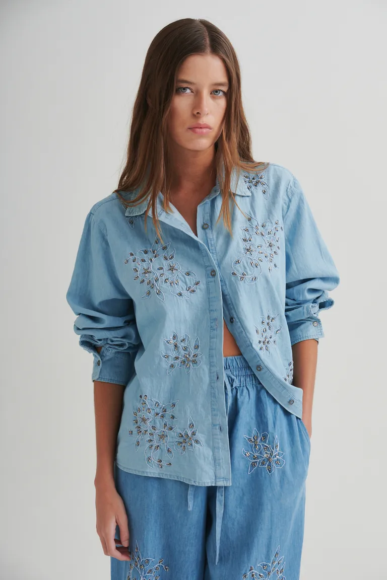 Camisa de corte recto en tono celeste con detalles en denim de Sweet en Camisas para argentina