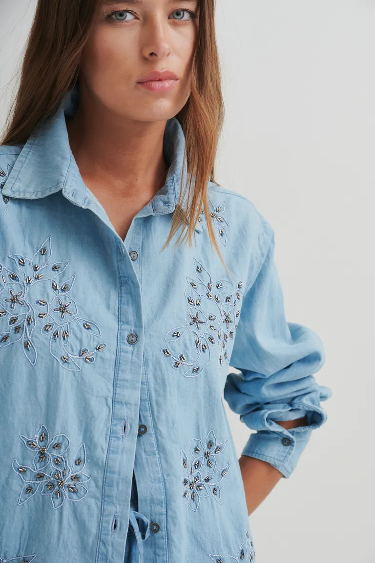 Camisa de corte recto en tono celeste con detalles en denim de Sweet en Camisas para argentina