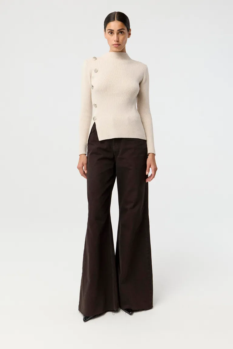 Sweater tejido al cuerpo con escote a la base y detalle de botones laterales de Markova en Buzos y Sweaters para argentina