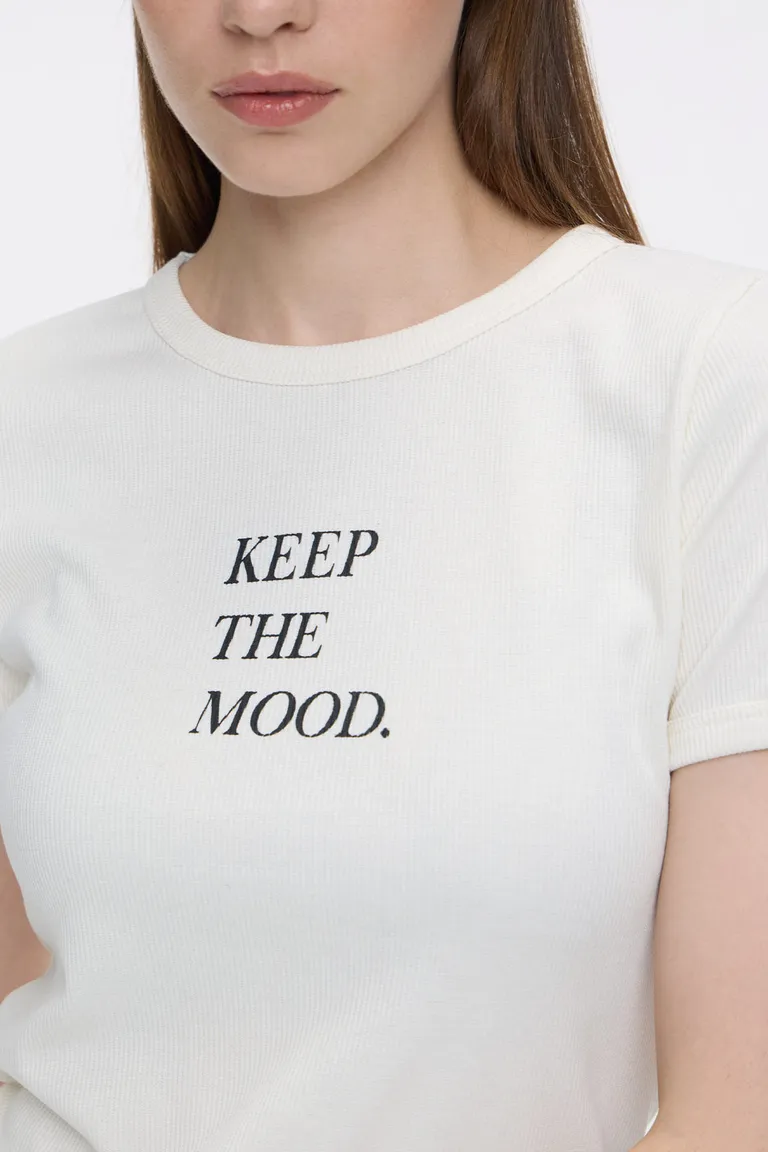 Remera manga corta con estampa frontal frase Keep the Mood y cuello redondo de Cuesta Blanca en Remeras para argentina