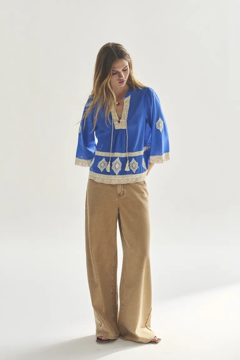 Blusa de estilo boho con detalles florales bordados de Akiabara en Blusas para argentina