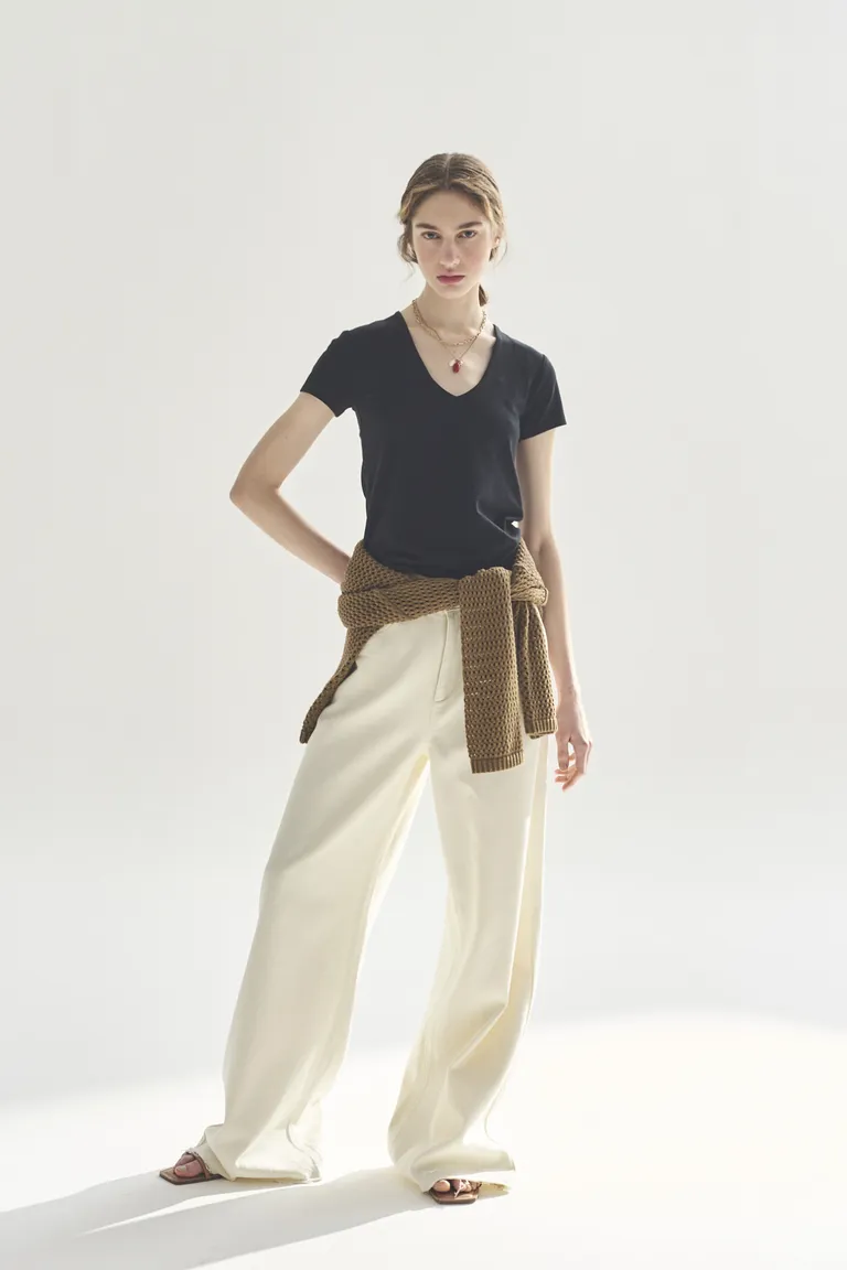 Remera de cuello en V de color negro para mujer de Akiabara en Remeras para argentina