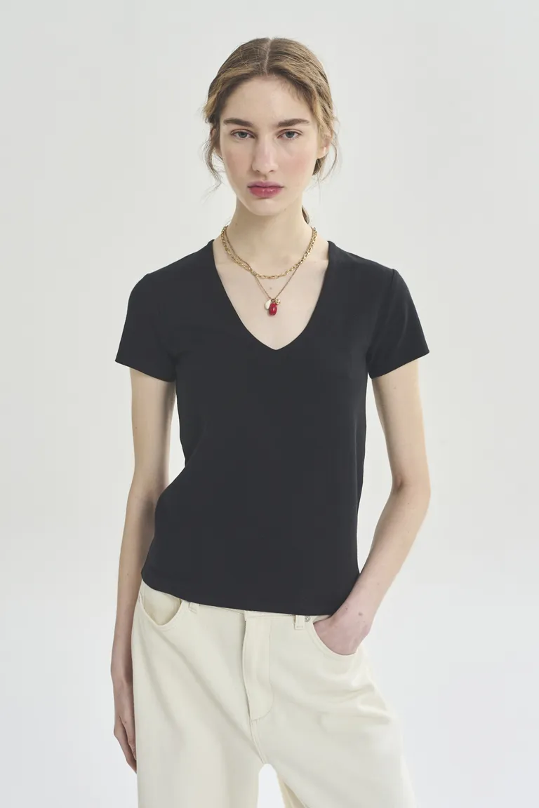 Remera de cuello en V de color negro para mujer de Akiabara en Remeras para argentina