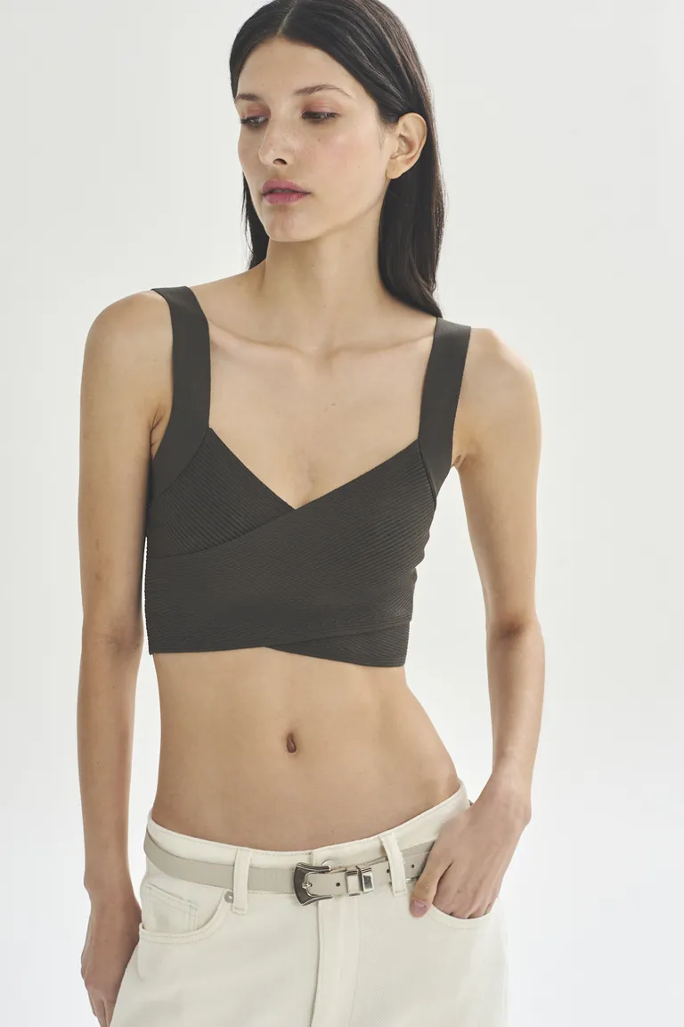 Top sin tirantes negro de diseño minimalista para mujer de Akiabara en Tops para argentina