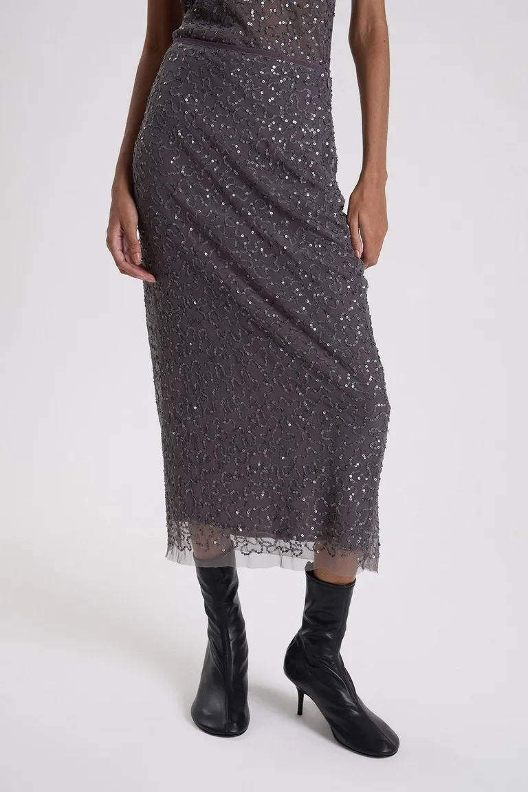 Pollera midi ajustada al cuerpo confeccionada en tul con lentejuelas bordadas en toda la superficie de Maria Cher en Faldas para argentina