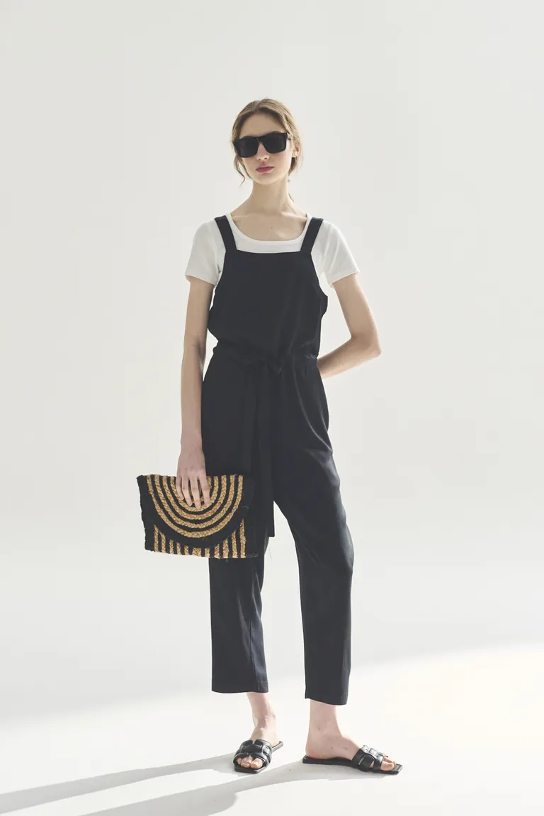 Mono negro de pierna ancha y corte recto para mujer de Akiabara en Monos para argentina