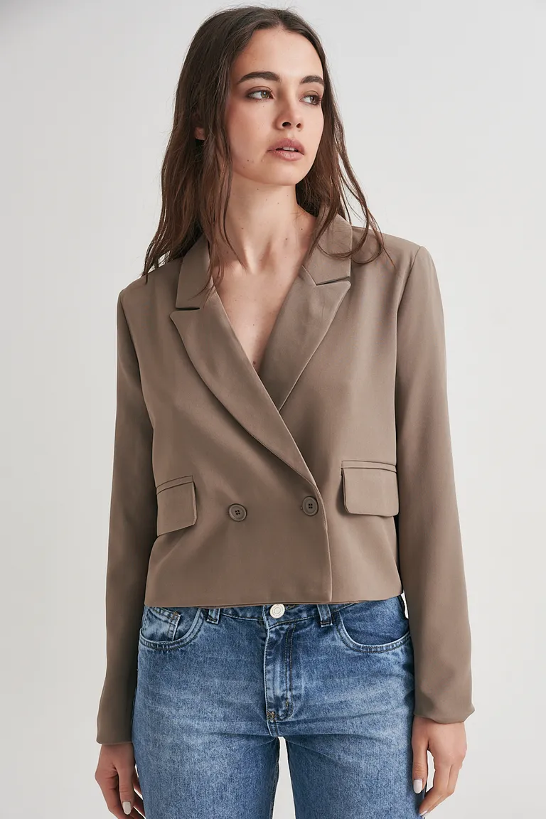 Blazer estructurado de corte clásico en color beige, prenda clave para looks formales con actitud de Sweet en Blazers para argentina