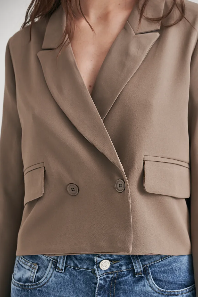 Blazer estructurado de corte clásico en color beige, prenda clave para looks formales con actitud de Sweet en Blazers para argentina