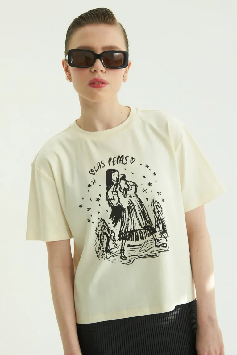 Remera de algodón con estampado exclusivo y bordados de flores en lentejuelas de Las Pepas en Remeras para argentina