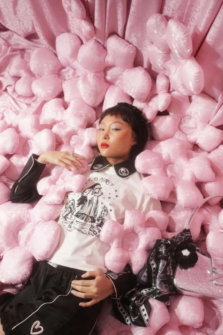 Remera de algodón con estampado exclusivo y bordados de flores en lentejuelas de Las Pepas en Remeras para argentina