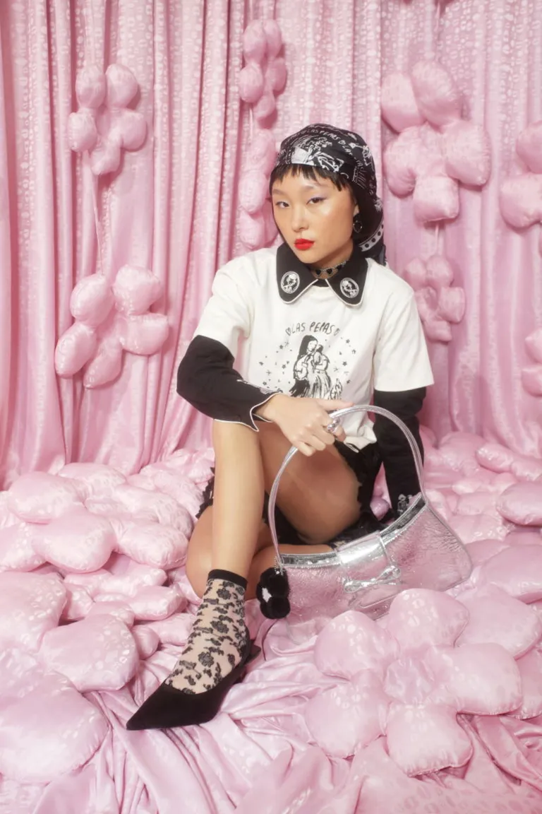 Remera de algodón con estampado exclusivo y bordados de flores en lentejuelas de Las Pepas en Remeras para argentina