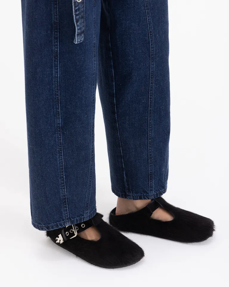 Zueco de diseño con pelo, puntera característica y ajuste de hebilla metálica en el empeine de Jazmin Chebar en Zuecos Planos para argentina