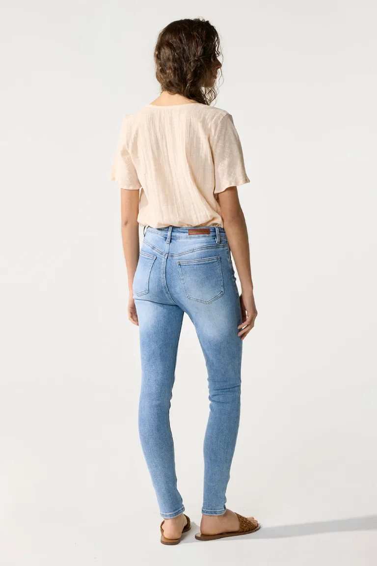 Pantalón de mezclilla skinny de tiro medio color azul medio de Cuesta Blanca en Pantalones para argentina