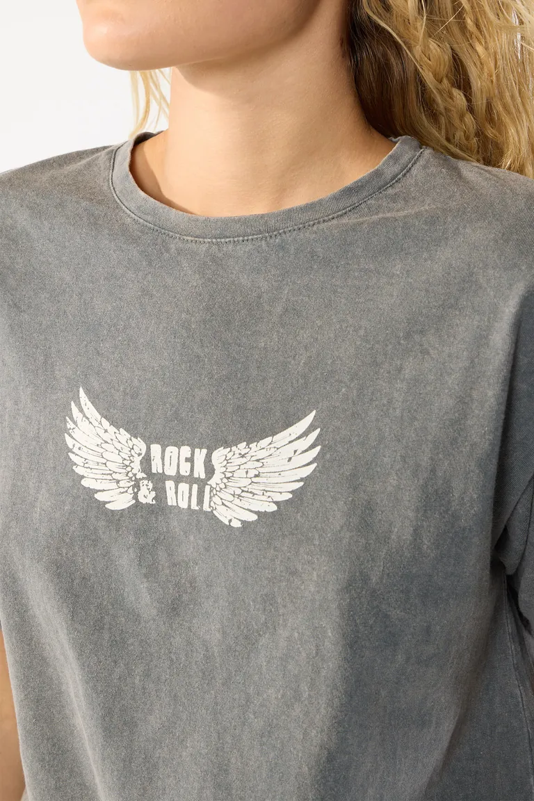 Remera de corte amplio con cuello redondo y mangas cortas estampada de Cuesta Blanca en Remeras para argentina