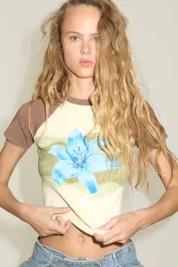 Camiseta con estampado floral de Mango en Remeras para argentina