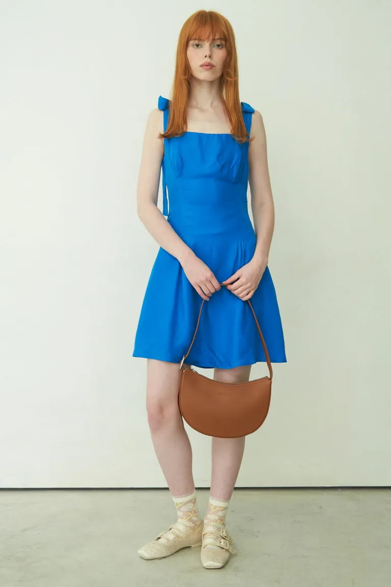 Vestido azul de corte evasé con escote cuadrado y detalles que realzan la silueta de Las Pepas en Vestidos para argentina