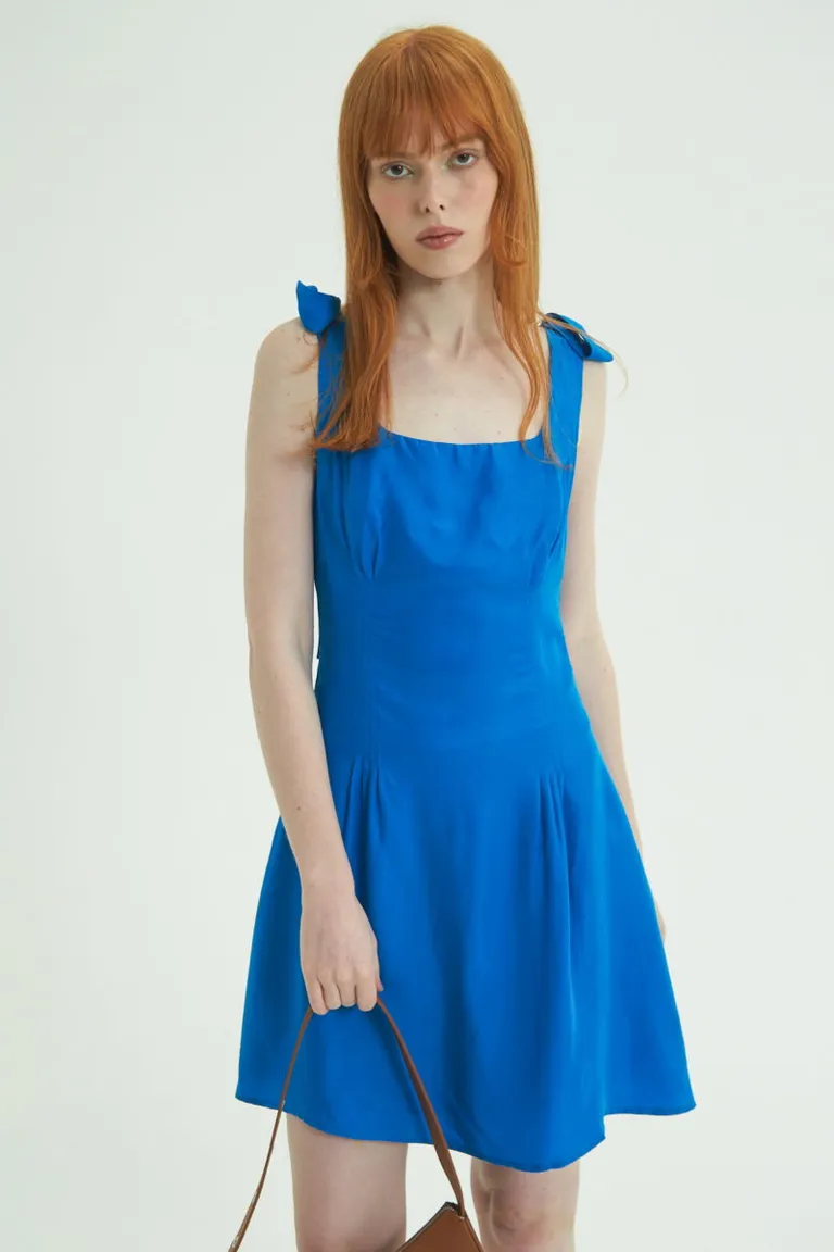 Vestido azul de corte evasé con escote cuadrado y detalles que realzan la silueta de Las Pepas en Vestidos para argentina