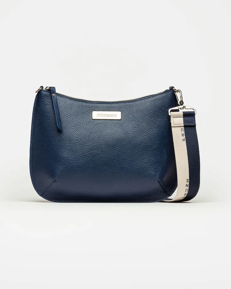 Bolso bandolera de cuero azul graneado con detalles metálicos - Diseño estructurado y espacioso de Prüne en Bolsos y Carteras para argentina