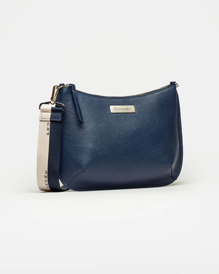 Bolso bandolera de cuero azul graneado con detalles metálicos - Diseño estructurado y espacioso de Prüne en Bolsos y Carteras para argentina