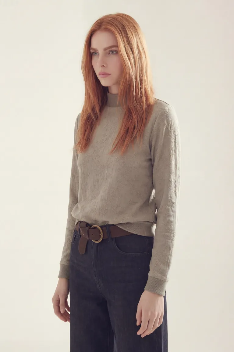 Remera de manga larga con cuello alto y calce recto de Akiabara en Remeras para argentina