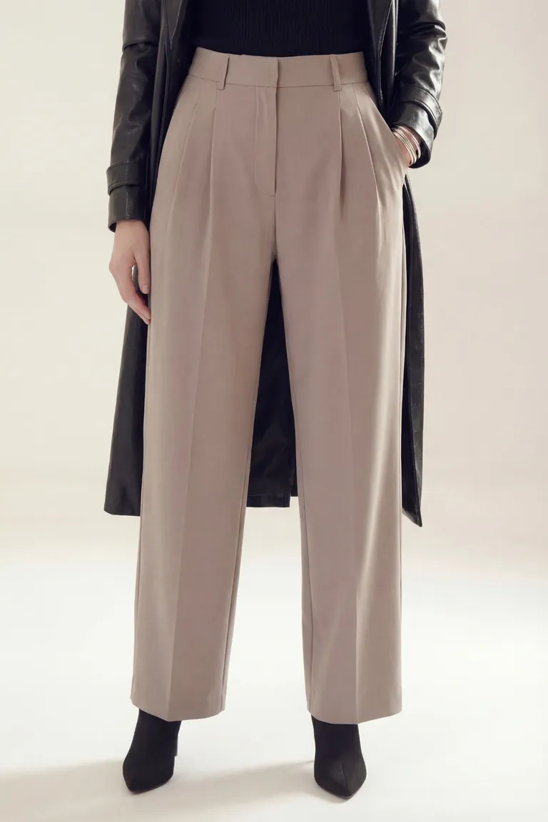 Pantalón de vestir tiro alto con pinzas y corte recto para mujer de Akiabara en Pantalones para argentina