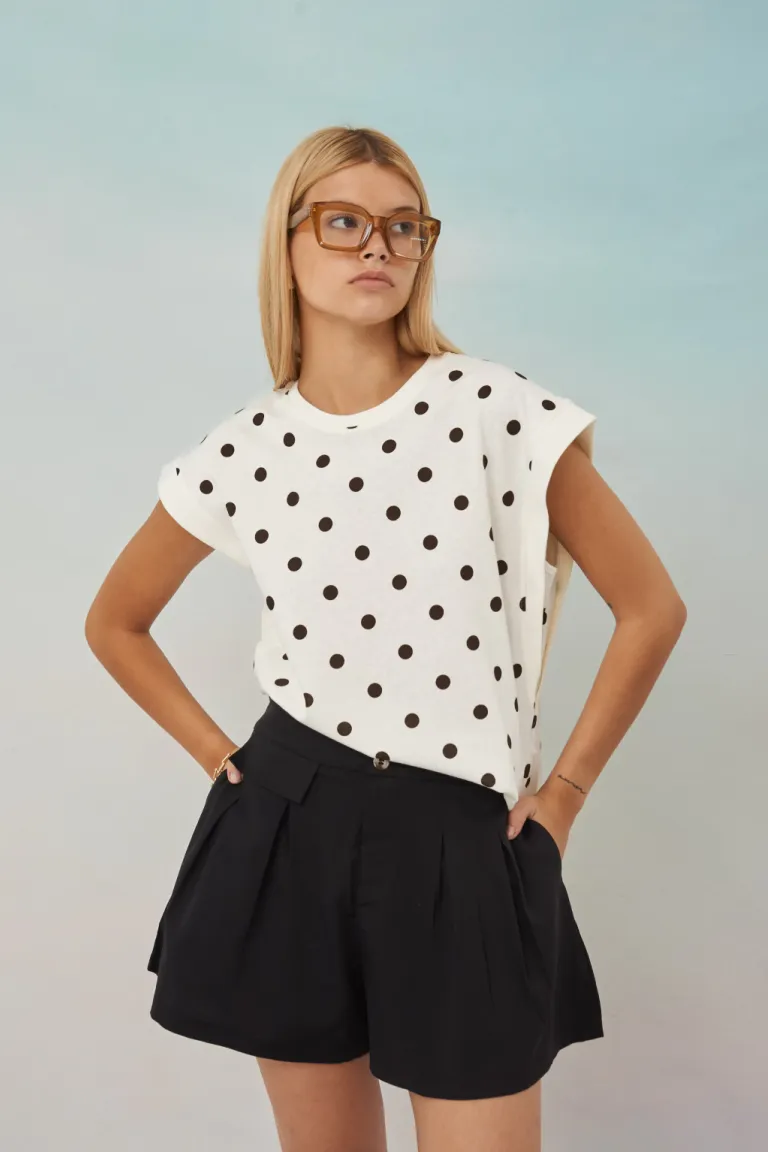 Remera blanca con estampado de puntos en diferentes tamaños para mujer de Apricot en Remeras para argentina