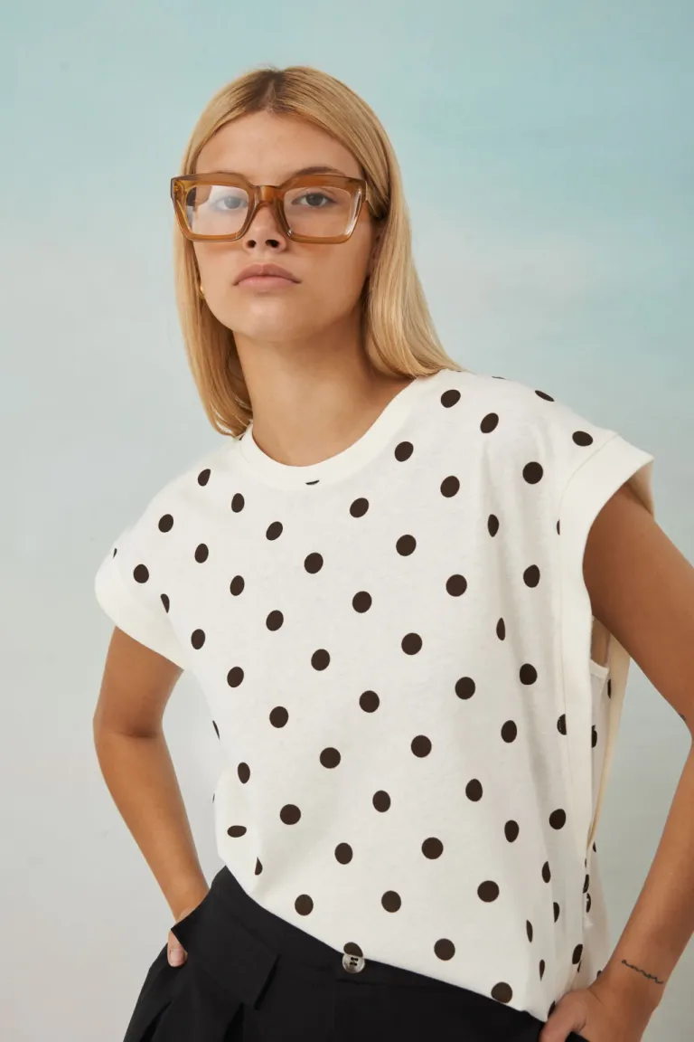 Remera blanca con estampado de puntos en diferentes tamaños para mujer de Apricot en Remeras para argentina