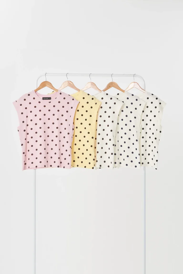 Remera blanca con estampado de puntos en diferentes tamaños para mujer de Apricot en Remeras para argentina