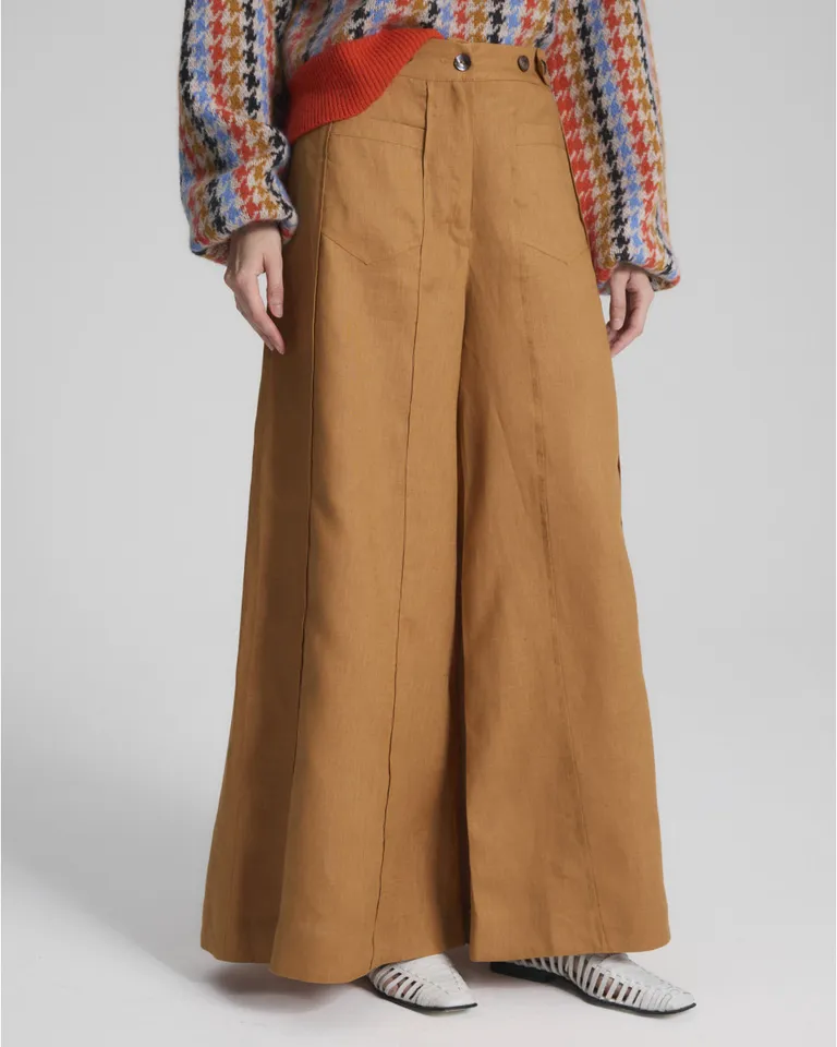 Pantalón tiro medio de pierna ancha con recortes verticales y sistema de ajuste lateral con botones de Blue Sheep en Pantalones para argentina