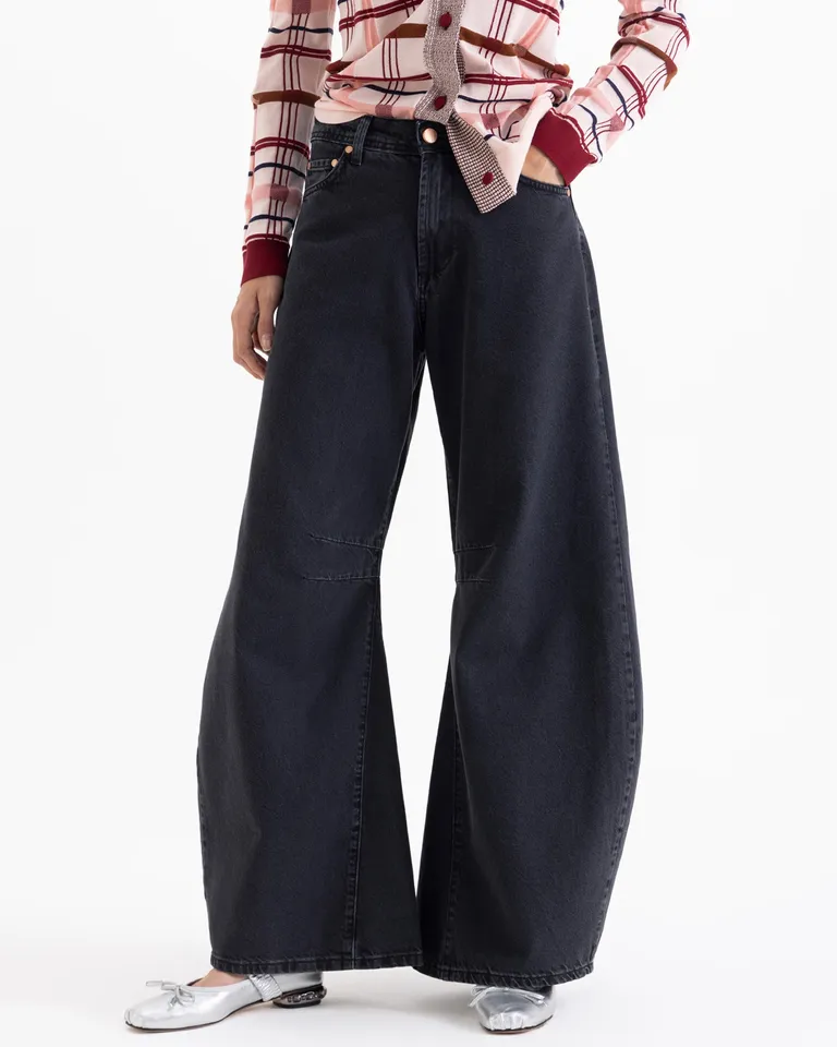 Jeans de mujer tiro medio con pierna ancha, recortes decorativos y diseño de calce relajado de Jazmin Chebar en Pantalones para argentina