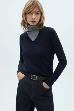 Remera tejida cuello pico de Mango en Buzos y Sweaters para argentina