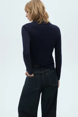 Remera tejida cuello pico de Mango en Buzos y Sweaters para argentina
