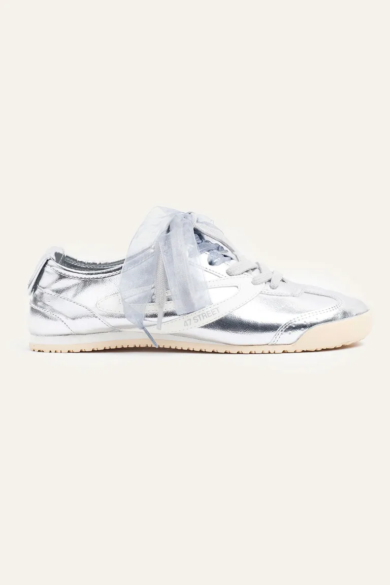 Zapatillas de aspecto metalizado con doble cordón para un toque delicado y versátil de 47 Street en Zapatillas para argentina