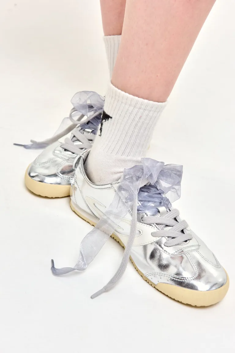 Zapatillas de aspecto metalizado con doble cordón para un toque delicado y versátil de 47 Street en Zapatillas para argentina