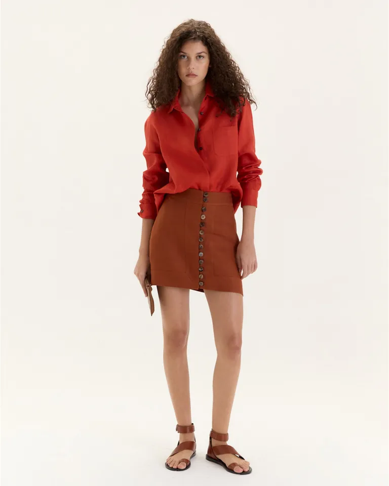 Falda kaya de lino con hilera de botones - Pieza clave para looks urbanos y elegantes de Blue Sheep en Faldas para argentina