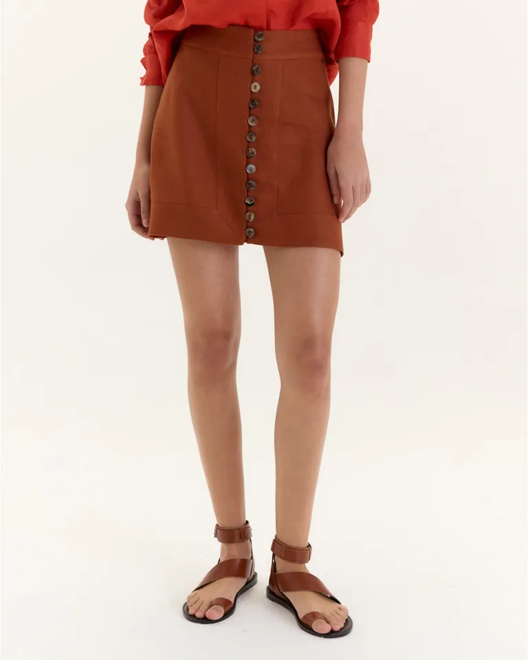 Falda kaya de lino con hilera de botones - Pieza clave para looks urbanos y elegantes de Blue Sheep en Faldas para argentina