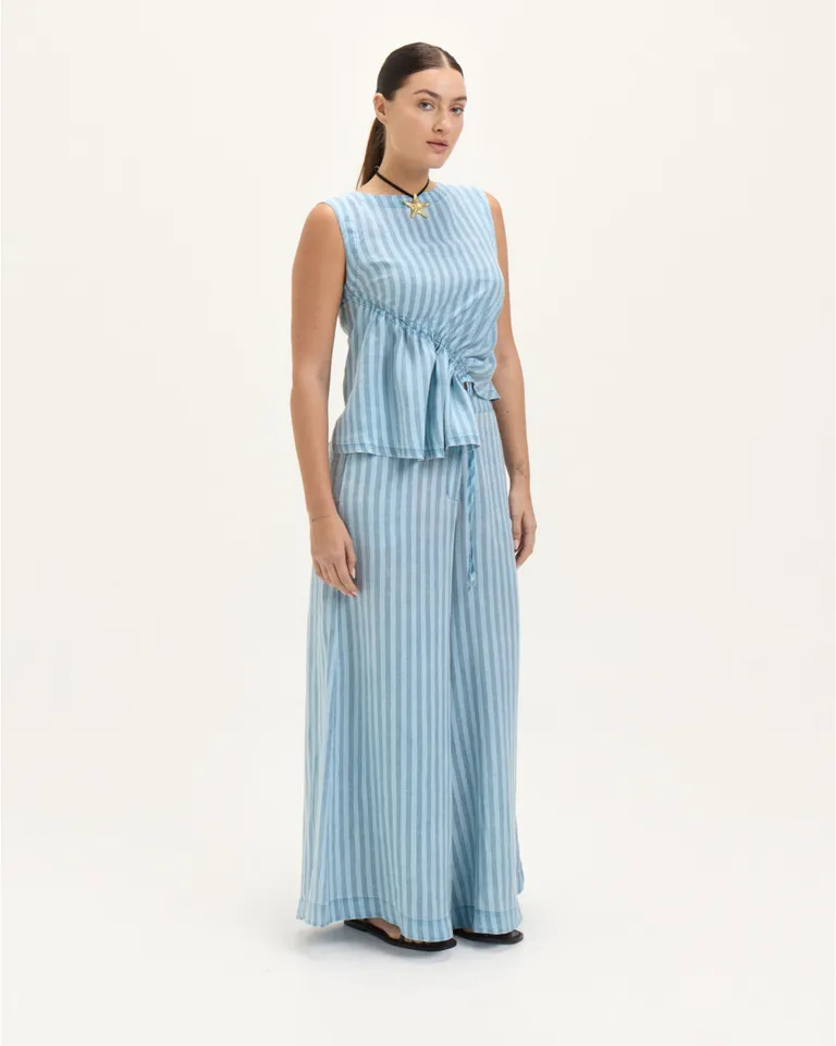 Top sin mangas de lino con diseño fruncido asimétrico en tonos azules de Blue Sheep en Tops para argentina